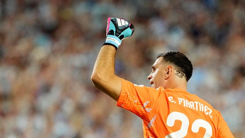 Emiliano Martínez merayakan kemenangan Argentina usai pertandingan Grup J Piala Dunia FIFA 2026 antara Argentina dan Aljazair di Kansas City Stadium, Kansas City, Missouri, Amerika Serikat, Selasa (16/6/2026).