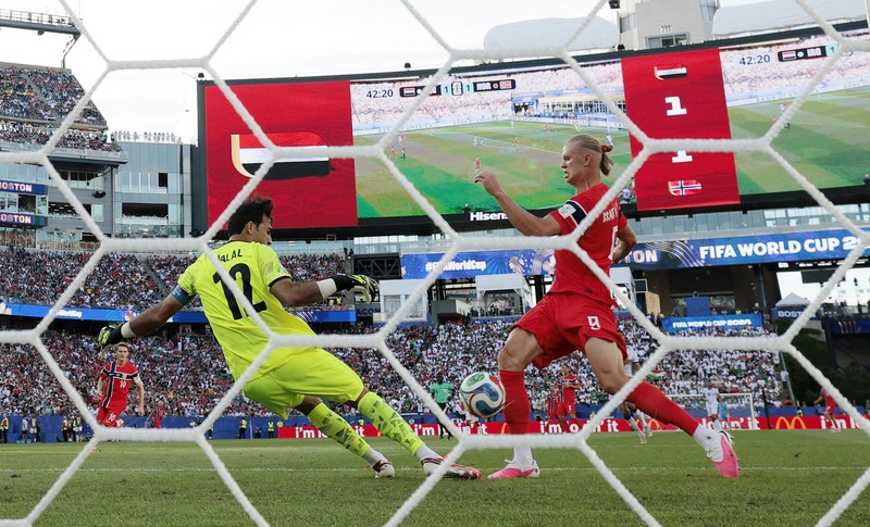 Kristian Thorstvedt dan Orjan Nyland merayakan kemenangan Norwegia usai pertandingan Grup I Piala Dunia FIFA 2026 antara Irak dan Norwegia di Boston Stadium, Foxborough, Massachusetts, Amerika Serikat, Selasa (16/6/2026). (REUTERS/Peter Cziborra)
