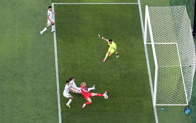 Kristian Thorstvedt dan Orjan Nyland merayakan kemenangan Norwegia usai pertandingan Grup I Piala Dunia FIFA 2026 antara Irak dan Norwegia di Boston Stadium, Foxborough, Massachusetts, Amerika Serikat, Selasa (16/6/2026). (REUTERS/Peter Cziborra)