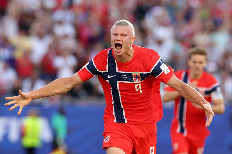 Kristian Thorstvedt dan Orjan Nyland merayakan kemenangan Norwegia usai pertandingan Grup I Piala Dunia FIFA 2026 antara Irak dan Norwegia di Boston Stadium, Foxborough, Massachusetts, Amerika Serikat, Selasa (16/6/2026). (REUTERS/Peter Cziborra)