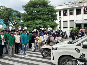 Mahasiswa Tutup Jalan Lapangan Merdeka Medan, Tuntut Cabut Revisi UU Polri