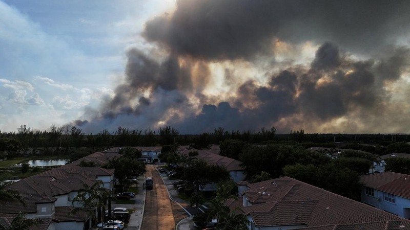 Gambar drone dari kebakaran semak yang terjadi relatif dekat dengan lingkungan perumahan Doral di Miami, Florida, AS, 16 Juni 2026.