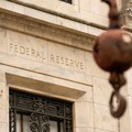 FILE PHOTO: Pemandangan fasad gedung Dewan Federal Reserve saat pembangunan terus berlangsung, selama pertemuan Komite Pasar Terbuka Federal (FOMC) tentang kebijakan suku bunga di Federal Reserve di Washington, D.C., AS, 17 September 2025. REUTERS/Ke