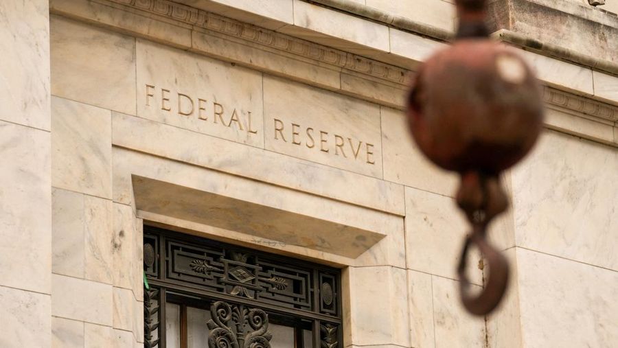 FILE PHOTO: Pemandangan fasad gedung Dewan Federal Reserve saat pembangunan terus berlangsung, selama pertemuan Komite Pasar Terbuka Federal (FOMC) tentang kebijakan suku bunga di Federal Reserve di Washington, D.C., AS, 17 September 2025. REUTERS/Ke