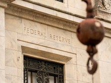 FILE PHOTO: Pemandangan fasad gedung Dewan Federal Reserve saat pembangunan terus berlangsung, selama pertemuan Komite Pasar Terbuka Federal (FOMC) tentang kebijakan suku bunga di Federal Reserve di Washington, D.C., AS, 17 September 2025. REUTERS/Ke