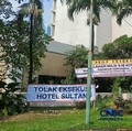 Pengamanan di kawasan Hotel Sultan, Senayan, Jakarta Pusat, mulai diperketat menjelang pelaksanaan eksekusi pengosongan yang dijadwalkan berlangsung Kamis (18/6/2026). (CNBC Indonesia/Ferry Sandi)