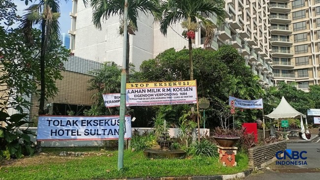 Suasana Hotel Sultan Jelang Dikosongkan Besok, Muncul Spanduk Ini