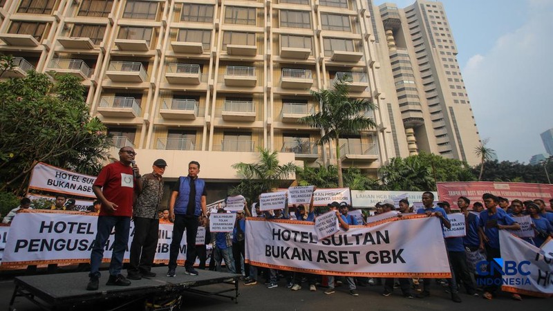 Ratusan simpatisan memadati area depan Hotel Sultan di Jakarta, Rabu (17/6/2026). Mereka berkumpul untuk menolak eksekusi lahan oleh pemerintah yang akan dilakukan pada Kamis (18/6) besok. (CNBC Indonesia/Faisal Rahman)