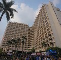 Ratusan simpatisan memadati area depan Hotel Sultan di Jakarta, Rabu (17/6/2026). Mereka berkumpul untuk menolak eksekusi lahan oleh pemerintah yang akan dilakukan pada Kamis (18/6) besok. (CNBC Indonesia/Faisal Rahman)
