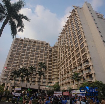 Ratusan simpatisan memadati area depan Hotel Sultan di Jakarta, Rabu (17/6/2026). Mereka berkumpul untuk menolak eksekusi lahan oleh pemerintah yang akan dilakukan pada Kamis (18/6) besok. (CNBC Indonesia/Faisal Rahman)