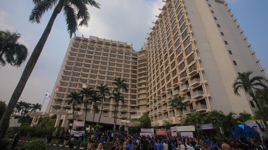 Ratusan simpatisan memadati area depan Hotel Sultan di Jakarta, Rabu (17/6/2026). Mereka berkumpul untuk menolak eksekusi lahan oleh pemerintah yang akan dilakukan pada Kamis (18/6) besok. (CNBC Indonesia/Faisal Rahman)
