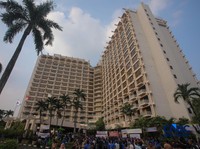 Ratusan simpatisan memadati area depan Hotel Sultan di Jakarta, Rabu (17/6/2026). Mereka berkumpul untuk menolak eksekusi lahan oleh pemerintah yang akan dilakukan pada Kamis (18/6) besok. (CNBC Indonesia/Faisal Rahman)