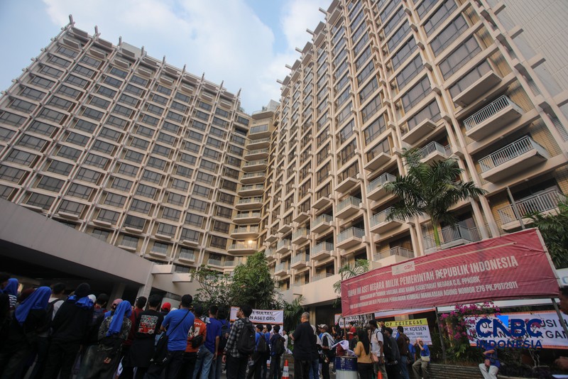 Ratusan simpatisan memadati area depan Hotel Sultan di Jakarta, Rabu (17/6/2026). Mereka berkumpul untuk menolak eksekusi lahan oleh pemerintah yang akan dilakukan pada Kamis (18/6) besok. (CNBC Indonesia/Faisal Rahman)