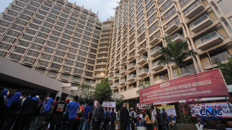Ratusan simpatisan memadati area depan Hotel Sultan di Jakarta, Rabu (17/6/2026). Mereka berkumpul untuk menolak eksekusi lahan oleh pemerintah yang akan dilakukan pada Kamis (18/6) besok. (CNBC Indonesia/Faisal Rahman)