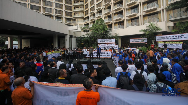 Ratusan simpatisan memadati area depan Hotel Sultan di Jakarta, Rabu (17/6/2026). Mereka berkumpul untuk menolak eksekusi lahan oleh pemerintah yang akan dilakukan pada Kamis (18/6) besok. (CNBC Indonesia/Faisal Rahman)