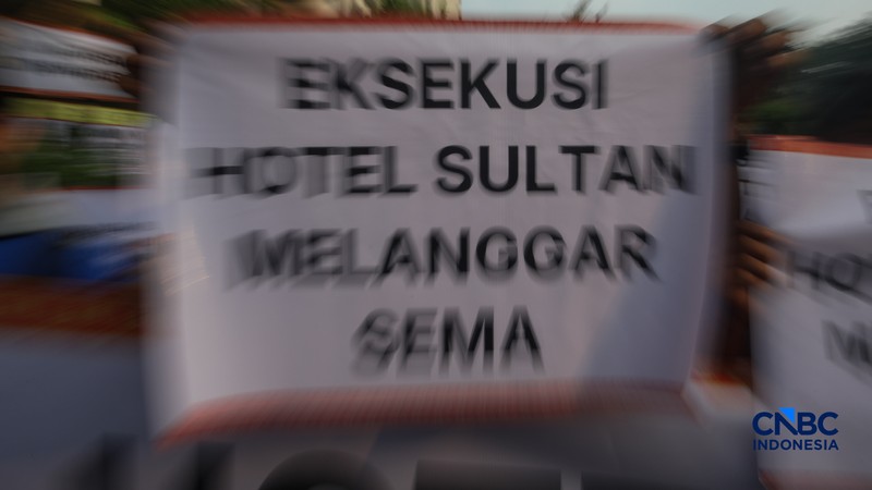 Ratusan simpatisan memadati area depan Hotel Sultan di Jakarta, Rabu (17/6/2026). Mereka berkumpul untuk menolak eksekusi lahan oleh pemerintah yang akan dilakukan pada Kamis (18/6) besok. (CNBC Indonesia/Faisal Rahman)
