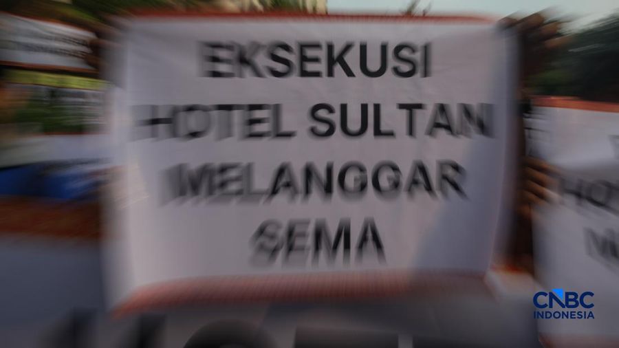 Ratusan simpatisan memadati area depan Hotel Sultan di Jakarta, Rabu (17/6/2026). Mereka berkumpul untuk menolak eksekusi lahan oleh pemerintah yang akan dilakukan pada Kamis (18/6) besok. (CNBC Indonesia/Faisal Rahman)