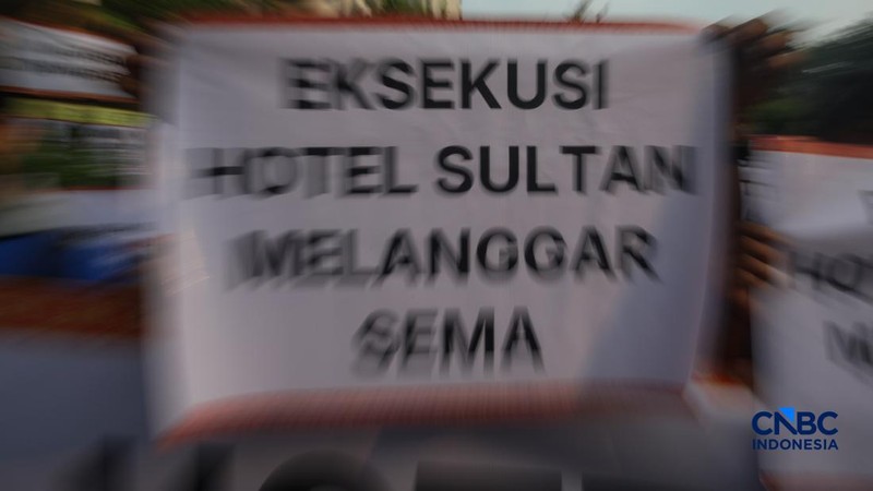 Ratusan simpatisan memadati area depan Hotel Sultan di Jakarta, Rabu (17/6/2026). Mereka berkumpul untuk menolak eksekusi lahan oleh pemerintah yang akan dilakukan pada Kamis (18/6) besok. (CNBC Indonesia/Faisal Rahman)