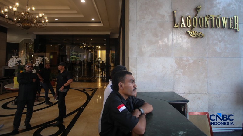 Ratusan simpatisan memadati area depan Hotel Sultan di Jakarta, Rabu (17/6/2026). Mereka berkumpul untuk menolak eksekusi lahan oleh pemerintah yang akan dilakukan pada Kamis (18/6) besok. (CNBC Indonesia/Faisal Rahman)