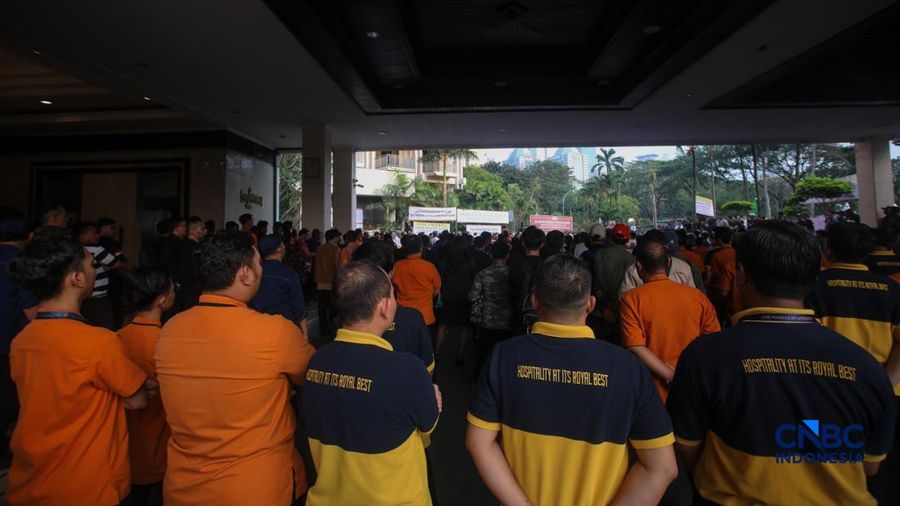 Ratusan simpatisan memadati area depan Hotel Sultan di Jakarta, Rabu (17/6/2026). Mereka berkumpul untuk menolak eksekusi lahan oleh pemerintah yang akan dilakukan pada Kamis (18/6) besok. (CNBC Indonesia/Faisal Rahman)