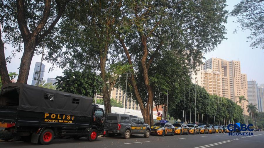 Ratusan simpatisan memadati area depan Hotel Sultan di Jakarta, Rabu (17/6/2026). Mereka berkumpul untuk menolak eksekusi lahan oleh pemerintah yang akan dilakukan pada Kamis (18/6) besok. (CNBC Indonesia/Faisal Rahman)