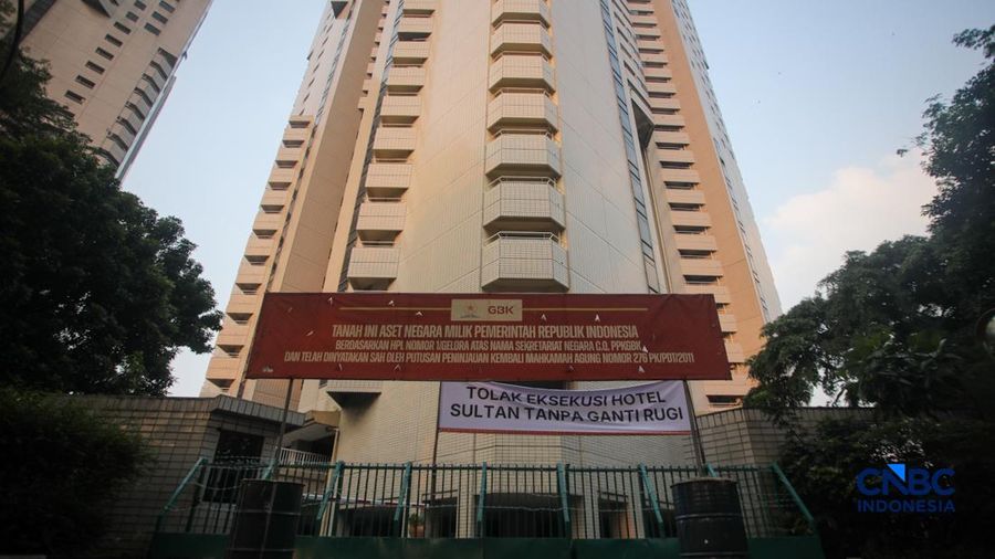 Ratusan simpatisan memadati area depan Hotel Sultan di Jakarta, Rabu (17/6/2026). Mereka berkumpul untuk menolak eksekusi lahan oleh pemerintah yang akan dilakukan pada Kamis (18/6) besok. (CNBC Indonesia/Faisal Rahman)