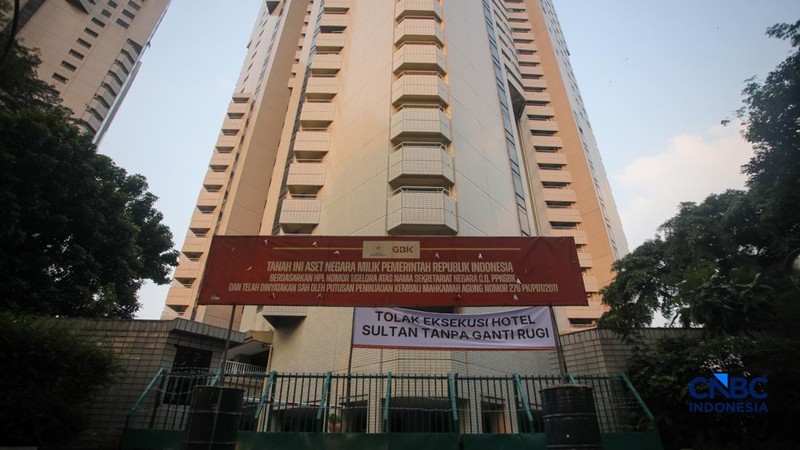 Ratusan simpatisan memadati area depan Hotel Sultan di Jakarta, Rabu (17/6/2026). Mereka berkumpul untuk menolak eksekusi lahan oleh pemerintah yang akan dilakukan pada Kamis (18/6) besok. (CNBC Indonesia/Faisal Rahman)