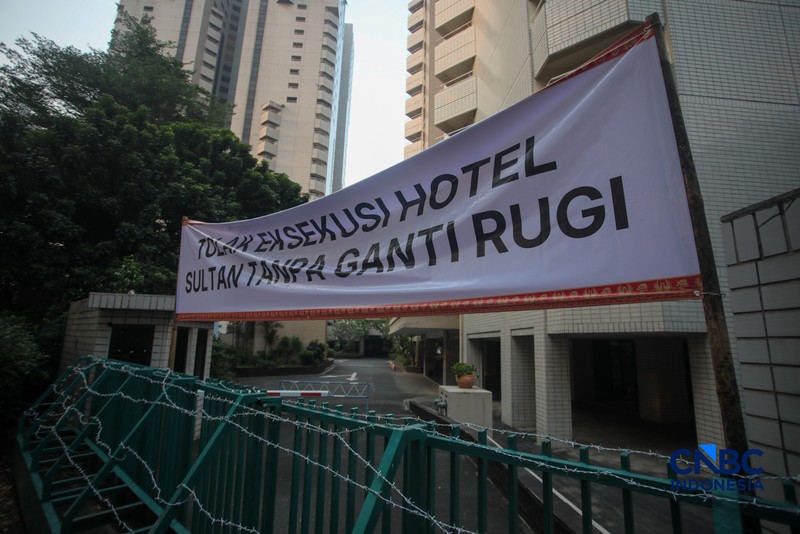 Ratusan simpatisan memadati area depan Hotel Sultan di Jakarta, Rabu (17/6/2026). Mereka berkumpul untuk menolak eksekusi lahan oleh pemerintah yang akan dilakukan pada Kamis (18/6) besok. (CNBC Indonesia/Faisal Rahman)