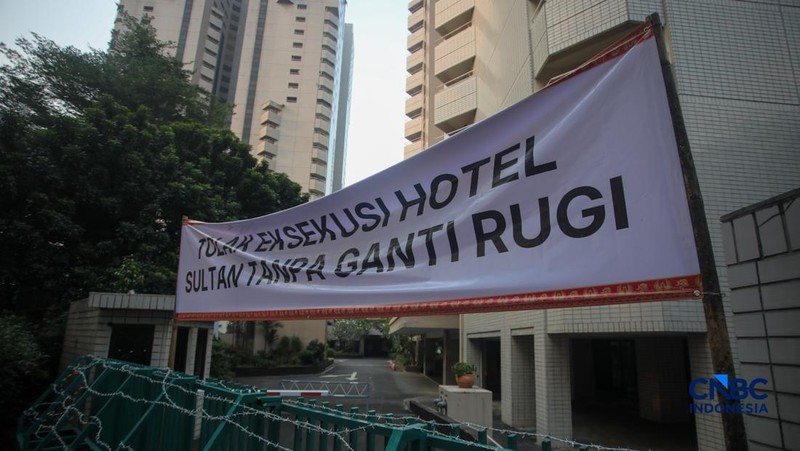 Ratusan simpatisan memadati area depan Hotel Sultan di Jakarta, Rabu (17/6/2026). Mereka berkumpul untuk menolak eksekusi lahan oleh pemerintah yang akan dilakukan pada Kamis (18/6) besok. (CNBC Indonesia/Faisal Rahman)
