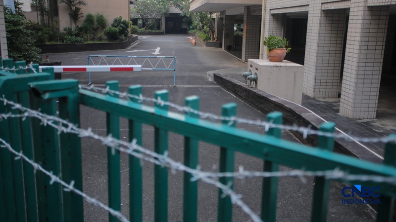 Ratusan simpatisan memadati area depan Hotel Sultan di Jakarta, Rabu (17/6/2026). Mereka berkumpul untuk menolak eksekusi lahan oleh pemerintah yang akan dilakukan pada Kamis (18/6) besok. (CNBC Indonesia/Faisal Rahman)