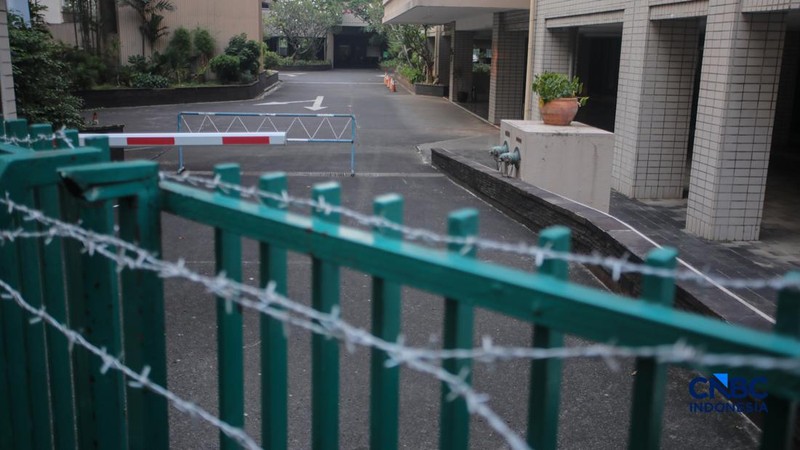 Ratusan simpatisan memadati area depan Hotel Sultan di Jakarta, Rabu (17/6/2026). Mereka berkumpul untuk menolak eksekusi lahan oleh pemerintah yang akan dilakukan pada Kamis (18/6) besok. (CNBC Indonesia/Faisal Rahman)