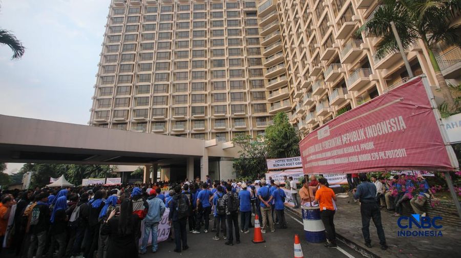 Ratusan simpatisan memadati area depan Hotel Sultan di Jakarta, Rabu (17/6/2026). Mereka berkumpul untuk menolak eksekusi lahan oleh pemerintah yang akan dilakukan pada Kamis (18/6) besok. (CNBC Indonesia/Faisal Rahman)