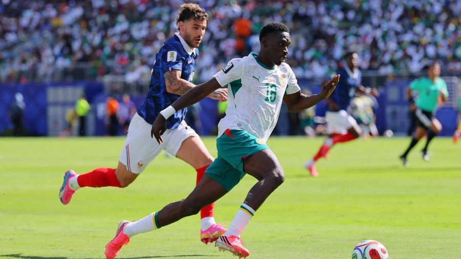 Ismaïla Sarr berduel dengan Theo Hernández dalam pertandingan Grup I Piala Dunia FIFA 2026 antara Prancis dan Senegal di New York/New Jersey Stadium, East Rutherford, New Jersey, Amerika Serikat, Selasa (16/6/2026).