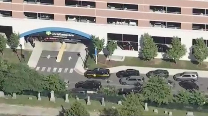 Kendaraan penegak hukum diparkir di pintu masuk Rumah Sakit Wilmington setelah terjadi penembakan, di Wilmington, Delaware, AS, 16 Juni 2026, dalam gambar diam dari video.