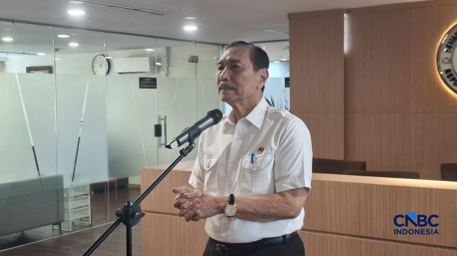 Ketua Dewan Ekonomi Nasional (DEN) Luhut Binsar Panjaitan dalam konferensi pers, Rabu (17/6/2026). (CNBC Indonesia/Chandra Dwi Pranata)
