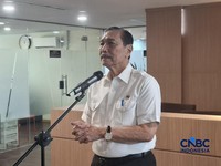 Ketua Dewan Ekonomi Nasional (DEN) Luhut Binsar Panjaitan dalam konferensi pers, Rabu (17/6/2026). (CNBC Indonesia/Chandra Dwi Pranata)