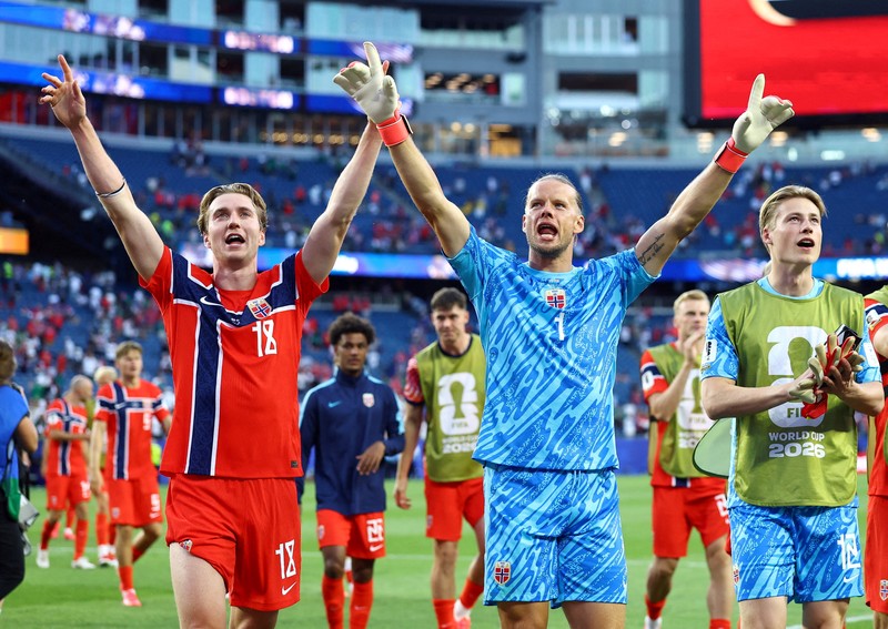 Kristian Thorstvedt dan Orjan Nyland merayakan kemenangan Norwegia usai pertandingan Grup I Piala Dunia FIFA 2026 antara Irak dan Norwegia di Boston Stadium, Foxborough, Massachusetts, Amerika Serikat, Selasa (16/6/2026). (REUTERS/Peter Cziborra)