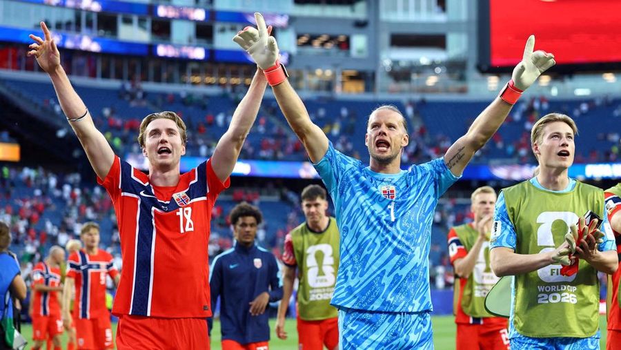 Kristian Thorstvedt dan Orjan Nyland merayakan kemenangan Norwegia usai pertandingan Grup I Piala Dunia FIFA 2026 antara Irak dan Norwegia di Boston Stadium, Foxborough, Massachusetts, Amerika Serikat, Selasa (16/6/2026). (REUTERS/Peter Cziborra)