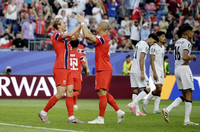 Kristian Thorstvedt dan Orjan Nyland merayakan kemenangan Norwegia usai pertandingan Grup I Piala Dunia FIFA 2026 antara Irak dan Norwegia di Boston Stadium, Foxborough, Massachusetts, Amerika Serikat, Selasa (16/6/2026). (REUTERS/Peter Cziborra)