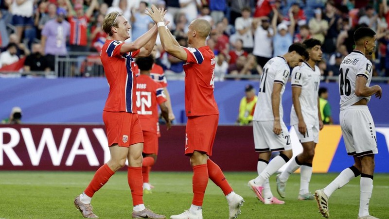 Kristian Thorstvedt merayakan gol keempat Norwegia bersama Leo Ostigard setelah pemain Irak, Aymen Hussein, mencetak gol bunuh diri dalam pertandingan Grup I Piala Dunia FIFA 2026 antara Irak dan Norwegia di Boston Stadium, Foxborough, Massachusetts, Amerika Serikat, Selasa (16/6/2026).