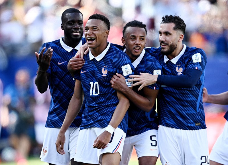 Kylian Mbapp&eacute;, Mike Maignan, William Saliba, dan D&eacute;sir&eacute; Dou&eacute; bersiap sebelum pertandingan Grup I Piala Dunia FIFA 2026 antara Prancis dan Senegal di New York/New Jersey Stadium, East Rutherford, New Jersey, Amerika Serikat, Selasa (16/6/2026). (REUTERS/John Sibley)