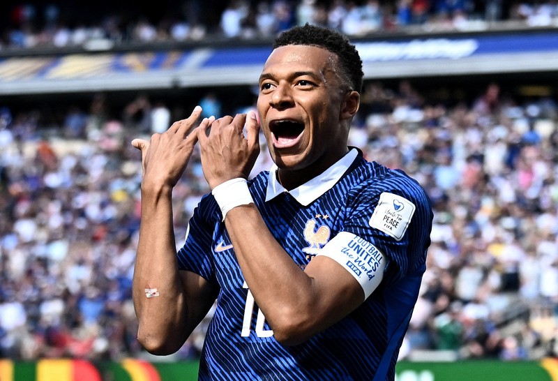 Kylian Mbapp&eacute;, Mike Maignan, William Saliba, dan D&eacute;sir&eacute; Dou&eacute; bersiap sebelum pertandingan Grup I Piala Dunia FIFA 2026 antara Prancis dan Senegal di New York/New Jersey Stadium, East Rutherford, New Jersey, Amerika Serikat, Selasa (16/6/2026). (REUTERS/John Sibley)