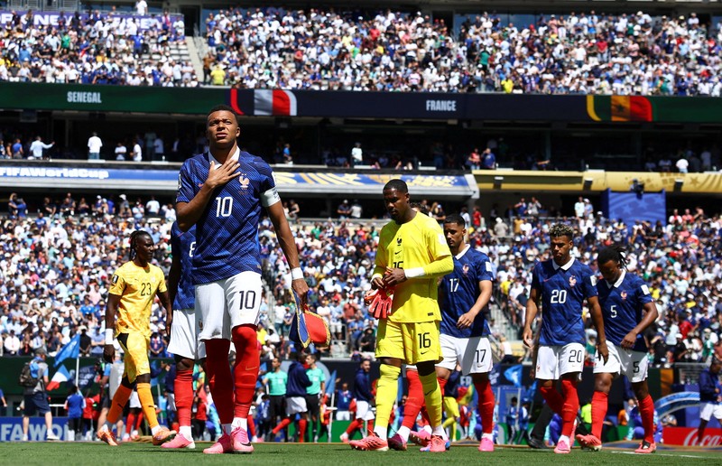Kylian Mbapp&eacute;, Mike Maignan, William Saliba, dan D&eacute;sir&eacute; Dou&eacute; bersiap sebelum pertandingan Grup I Piala Dunia FIFA 2026 antara Prancis dan Senegal di New York/New Jersey Stadium, East Rutherford, New Jersey, Amerika Serikat, Selasa (16/6/2026). (REUTERS/John Sibley)
