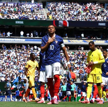 Kylian Mbappé, Mike Maignan, William Saliba, dan Désiré Doué bersiap sebelum pertandingan Grup I Piala Dunia FIFA 2026 antara Prancis dan Senegal di New York/New Jersey Stadium, East Rutherford, New Jersey, Amerika Serikat, Selasa (16/6/2026). (R