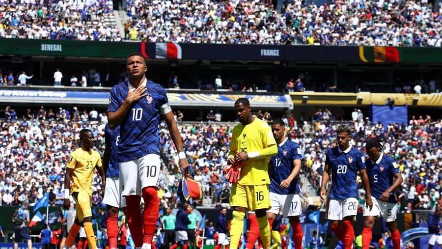 Kylian Mbappé, Mike Maignan, William Saliba, dan Désiré Doué bersiap sebelum pertandingan Grup I Piala Dunia FIFA 2026 antara Prancis dan Senegal di New York/New Jersey Stadium, East Rutherford, New Jersey, Amerika Serikat, Selasa (16/6/2026). (R