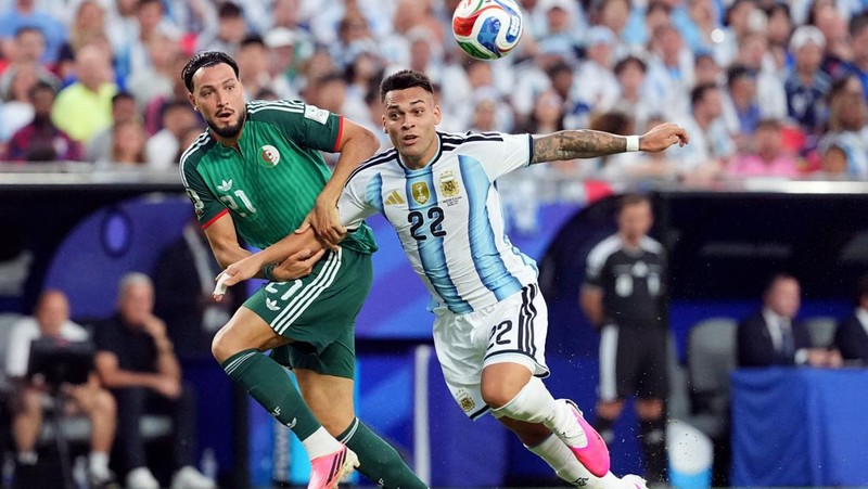 Lautaro Martínez berduel dengan Ramy Bensebaini dalam pertandingan Grup J Piala Dunia FIFA 2026 antara Argentina dan Aljazair di Kansas City Stadium, Kansas City, Missouri, Amerika Serikat, Selasa (16/6/2026).