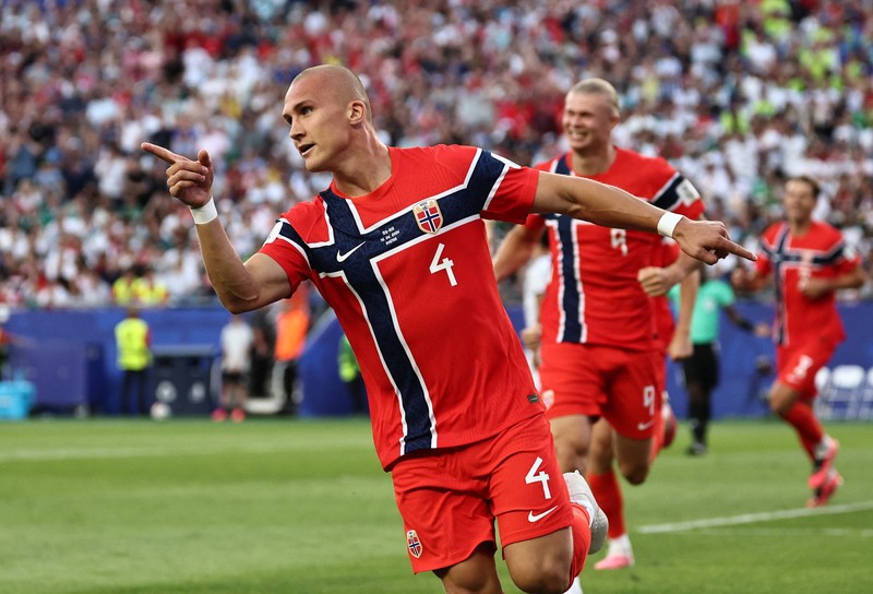Kristian Thorstvedt dan Orjan Nyland merayakan kemenangan Norwegia usai pertandingan Grup I Piala Dunia FIFA 2026 antara Irak dan Norwegia di Boston Stadium, Foxborough, Massachusetts, Amerika Serikat, Selasa (16/6/2026). (REUTERS/Peter Cziborra)