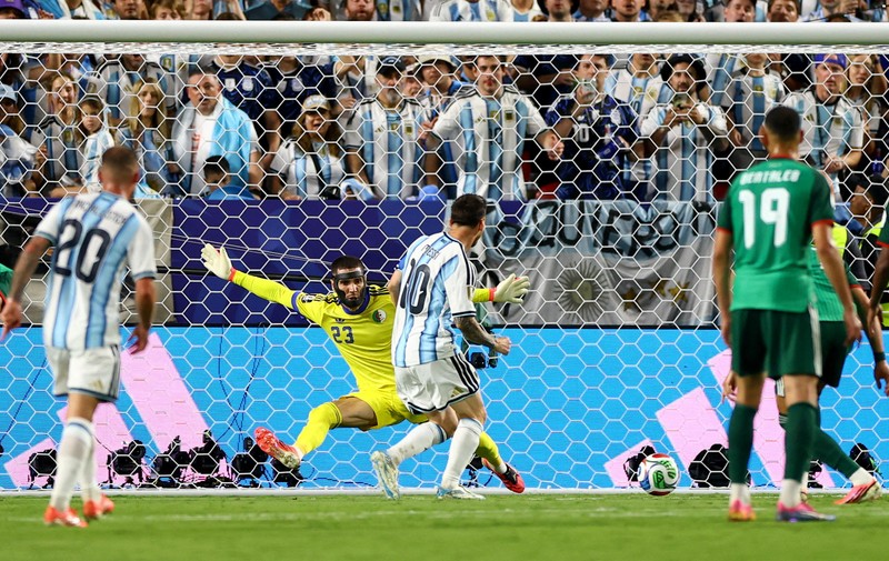 Lionel Messi merayakan gol pertama Argentina bersama Alexis Mac Allister, Lautaro Mart&iacute;nez, Thiago Almada, dan Enzo Fern&aacute;ndez dalam pertandingan Grup J Piala Dunia FIFA 2026 antara Argentina dan Aljazair di Kansas City Stadium, Kansas City, Missouri, Amerika Serikat, Selasa (16/6/2026). (IMAGN IMAGES via Reuters/Jay Biggerstaff)