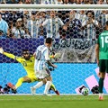 Lionel Messi mencetak gol kedua Argentina dalam pertandingan Grup J Piala Dunia FIFA 2026 antara Argentina dan Aljazair di Kansas City Stadium, Kansas City, Missouri, Amerika Serikat, Selasa (16/6/2026). (REUTERS/Claudia Greco)