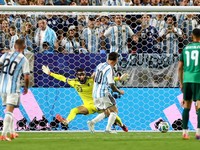 Lionel Messi mencetak gol kedua Argentina dalam pertandingan Grup J Piala Dunia FIFA 2026 antara Argentina dan Aljazair di Kansas City Stadium, Kansas City, Missouri, Amerika Serikat, Selasa (16/6/2026). (REUTERS/Claudia Greco)